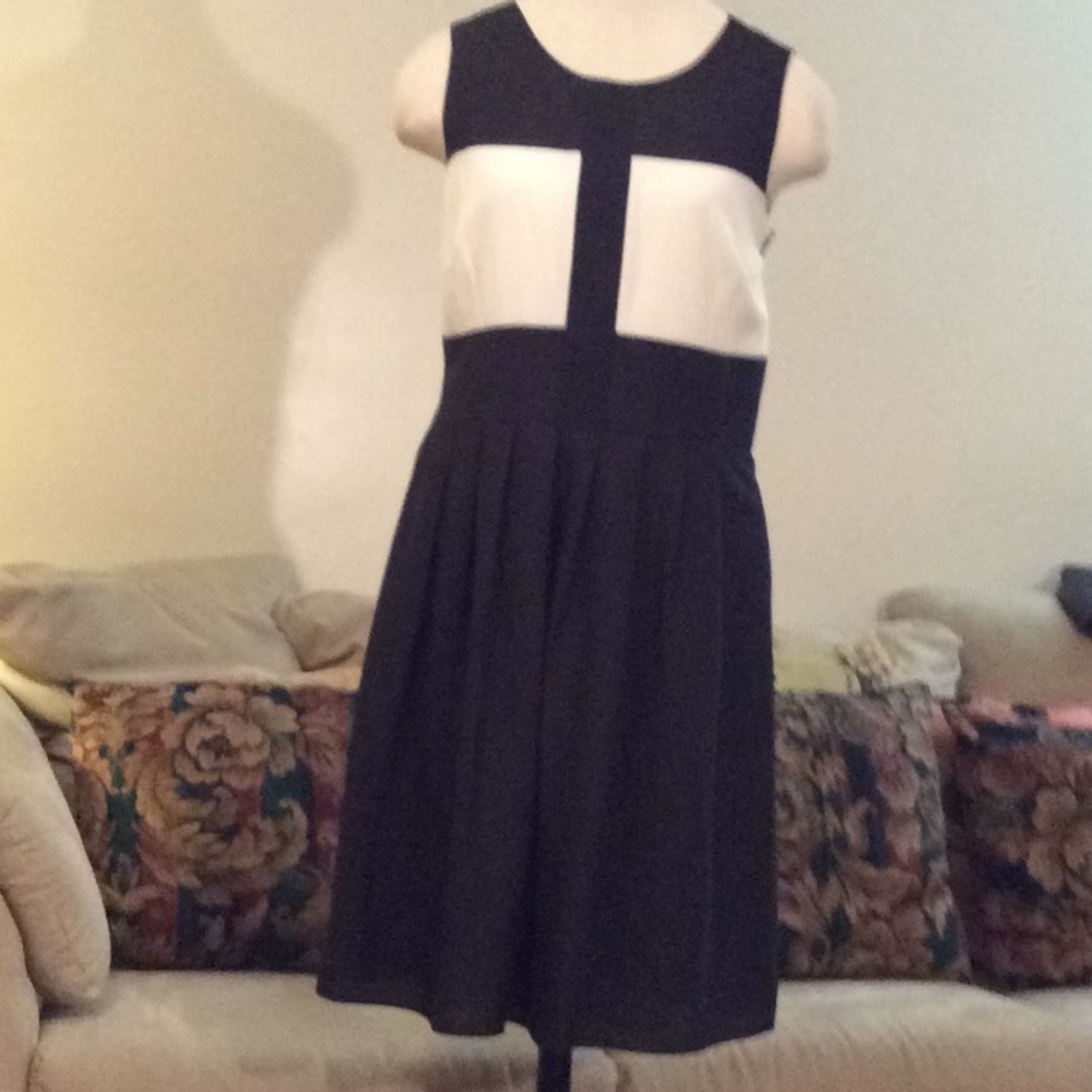 J. TAYLOR: Women’s Dress Size 10 Black & White